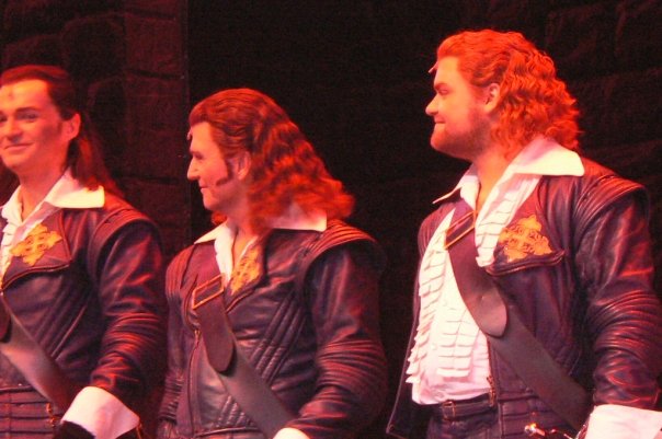 3 Musketiere Athos bows.jpg